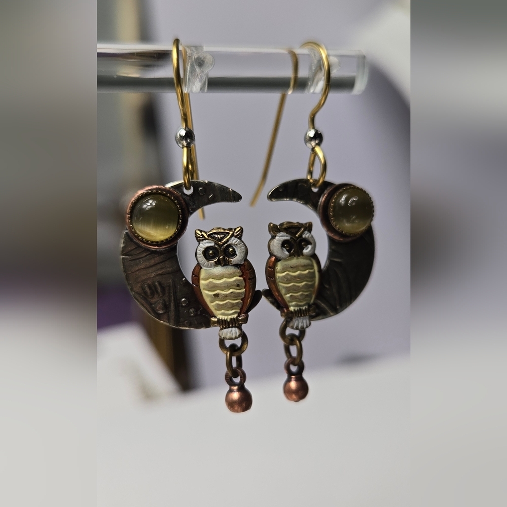 SILVER FOREST OWL ON CRESCENT MOON EARRING - Picture 15 of 16